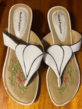Hush Puppies White Leather Floral Embossed Thong Sandals Sz 9M